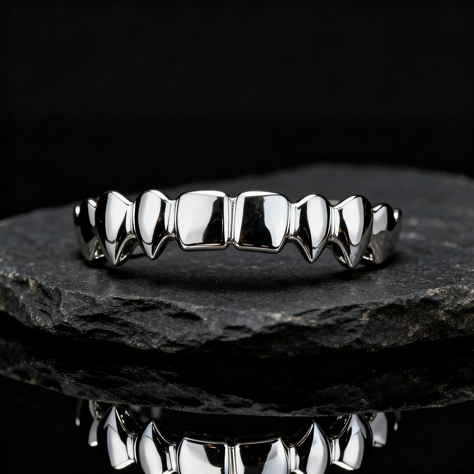 Grillz in lega cromo-cobalto ISO 22674 lucidata a specchio — resa illustrativa del risultato