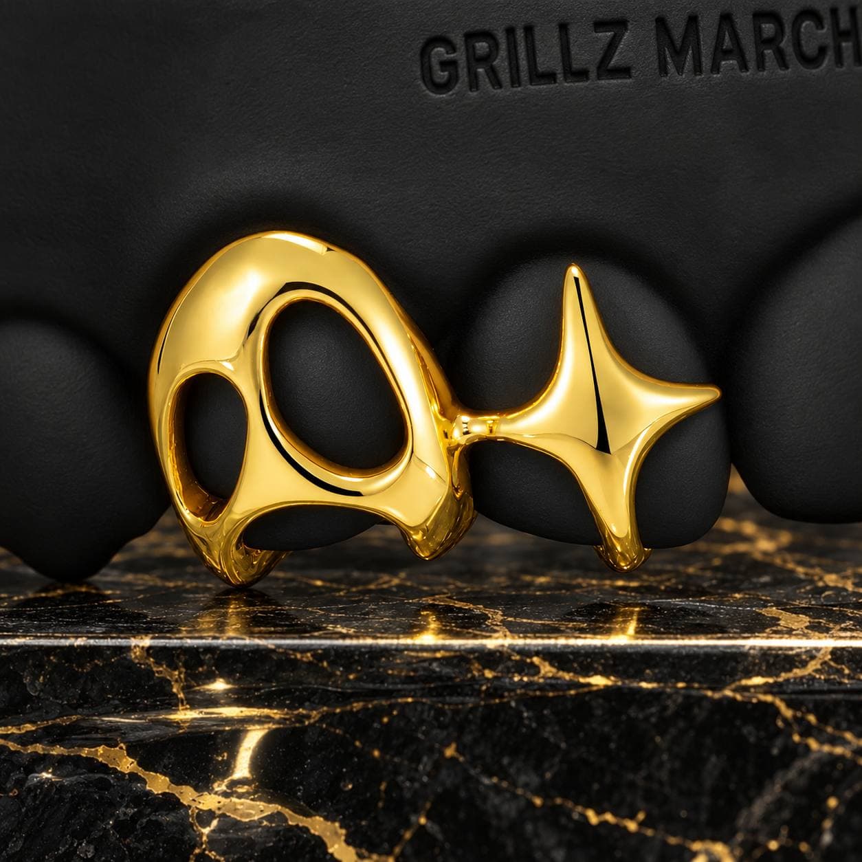 Traforo fuso e stella · 2 denti · PVD effetto oro — custom grillz design by the Grillz Marche atelier, made to measure on the cast of your teeth