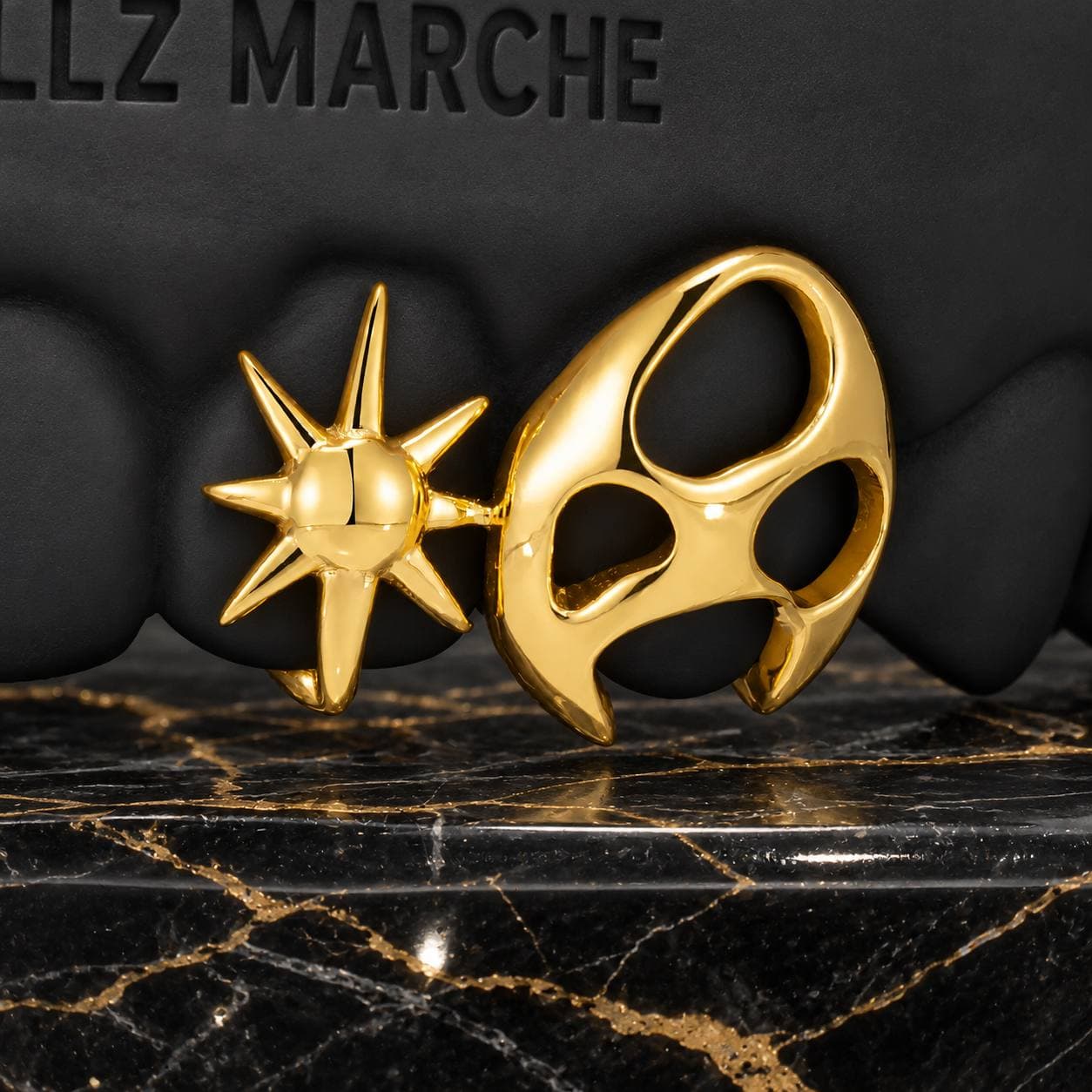 Sole a punte e traforo · 2 denti · PVD effetto oro — design di grillz su misura dell'atelier Grillz Marche, realizzabile sul calco dei tuoi denti