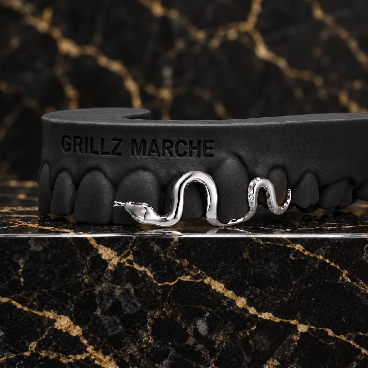 Serpente · 5 denti sopra · cromo-cobalto o effetto oro — design di grillz su misura dell'atelier Grillz Marche, realizzabile sul calco dei tuoi denti