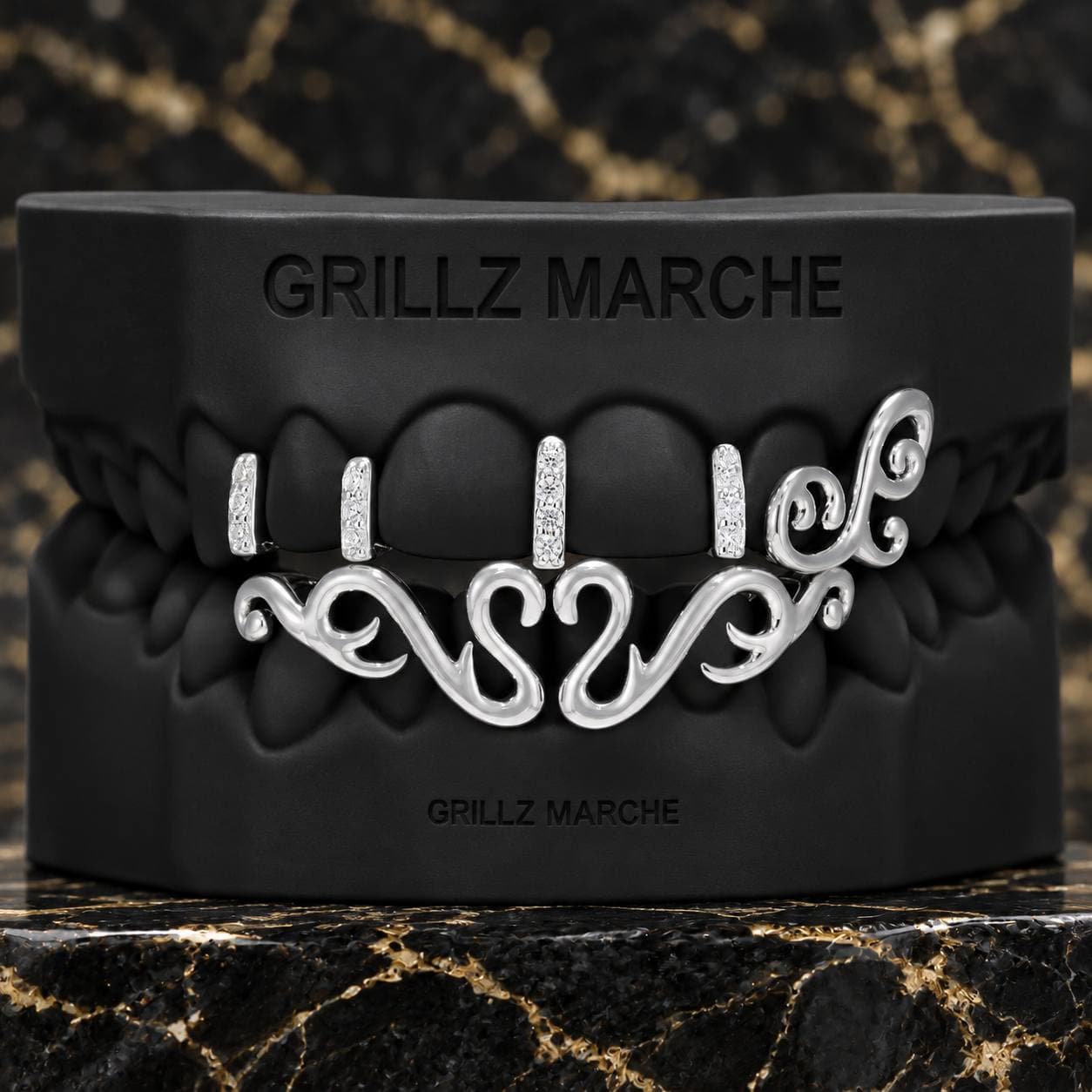 Volute · 12 denti · cromo-cobalto con zirconi o effetto oro — design di grillz su misura dell'atelier Grillz Marche, realizzabile sul calco dei tuoi denti