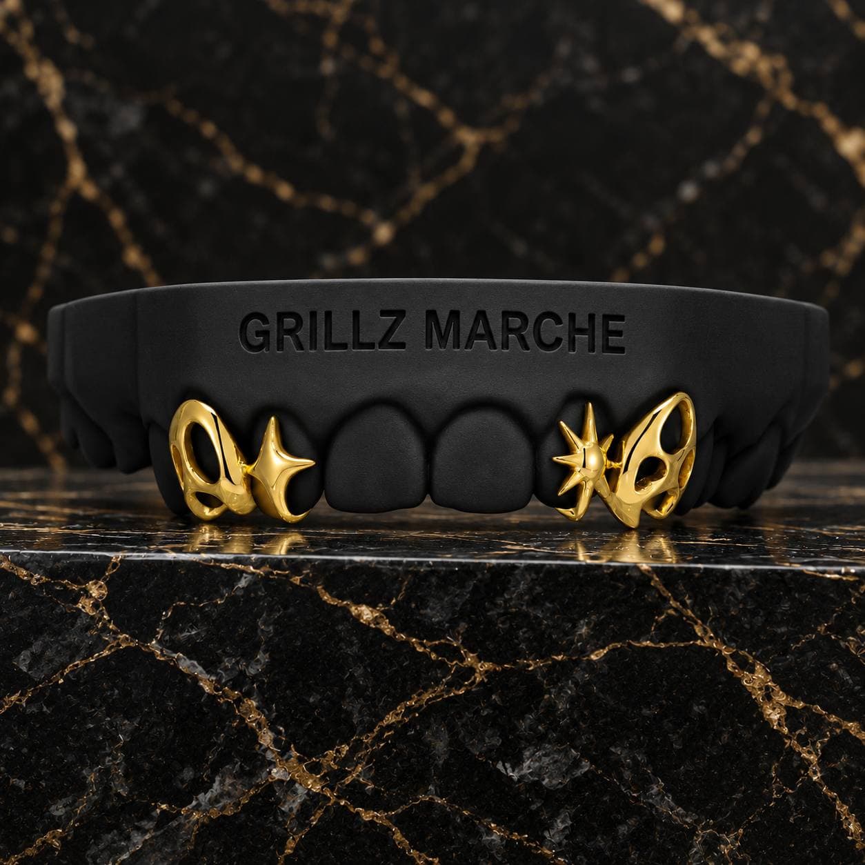 Traforato con stelle · 4 denti sopra · effetto oro — custom grillz design by the Grillz Marche atelier, made to measure on the cast of your teeth