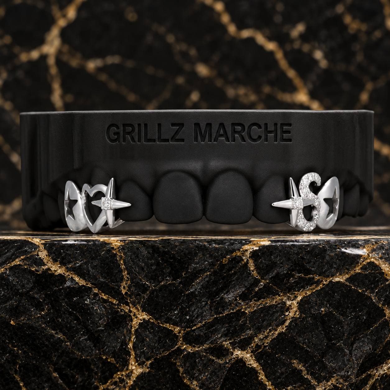 Stelle, cuore e iniziale · 4 denti · cromo-cobalto — custom grillz design by the Grillz Marche atelier, made to measure on the cast of your teeth