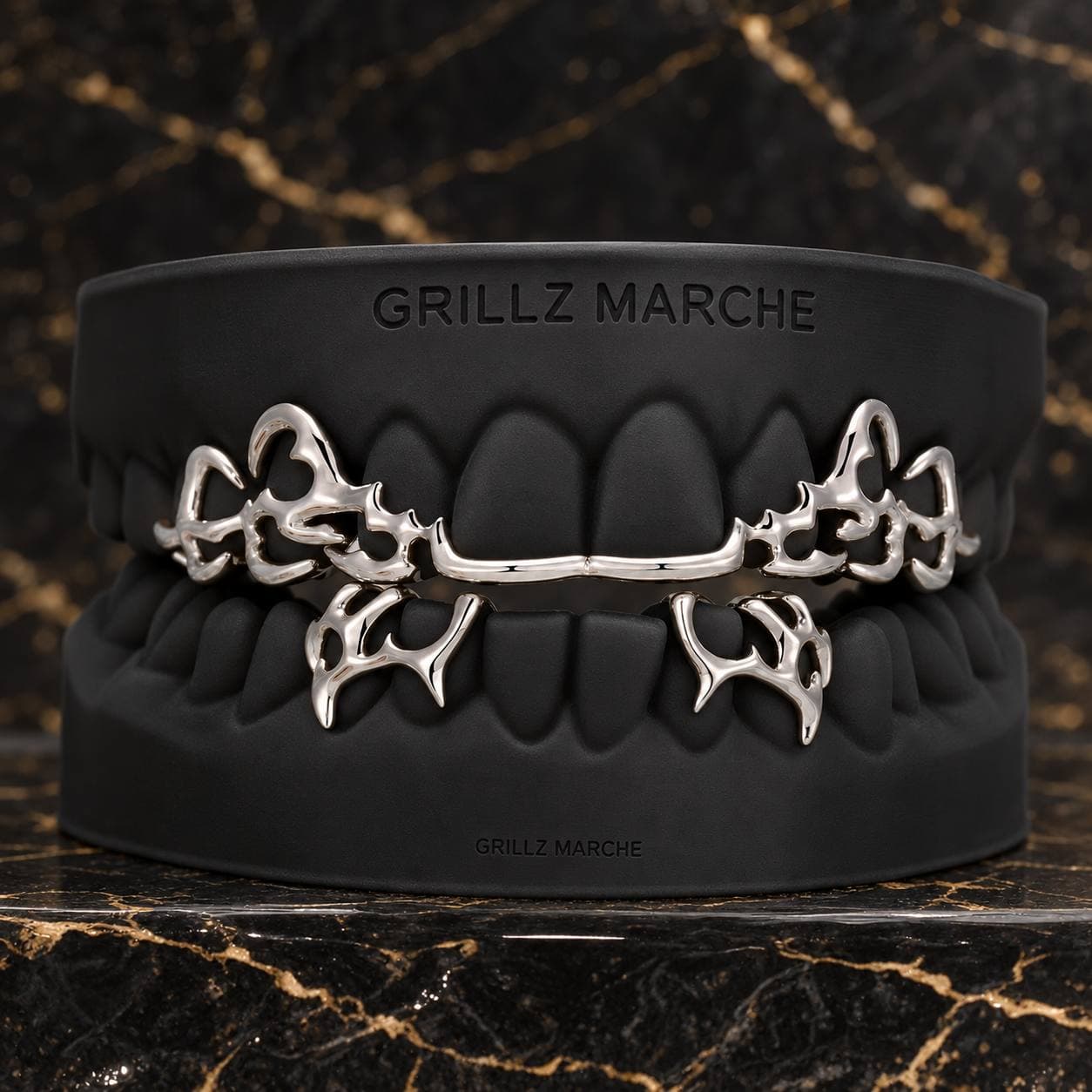 Tribale traforato · 12 denti · cromo-cobalto — design di grillz su misura dell'atelier Grillz Marche, realizzabile sul calco dei tuoi denti