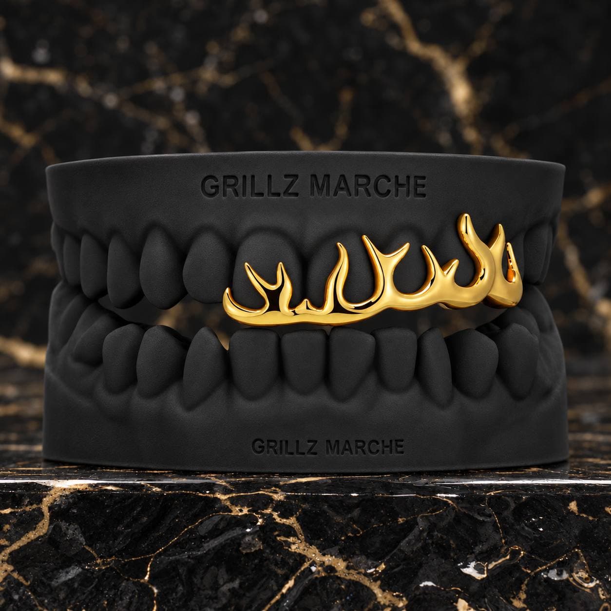 Fiamma open face · 6 denti · effetto oro — design di grillz su misura dell'atelier Grillz Marche, realizzabile sul calco dei tuoi denti