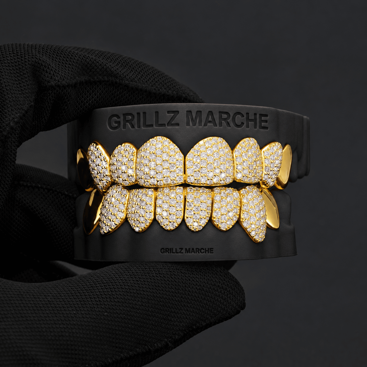 Full set diamanti — design di grillz su misura dell'atelier Grillz Marche, realizzabile sul calco dei tuoi denti