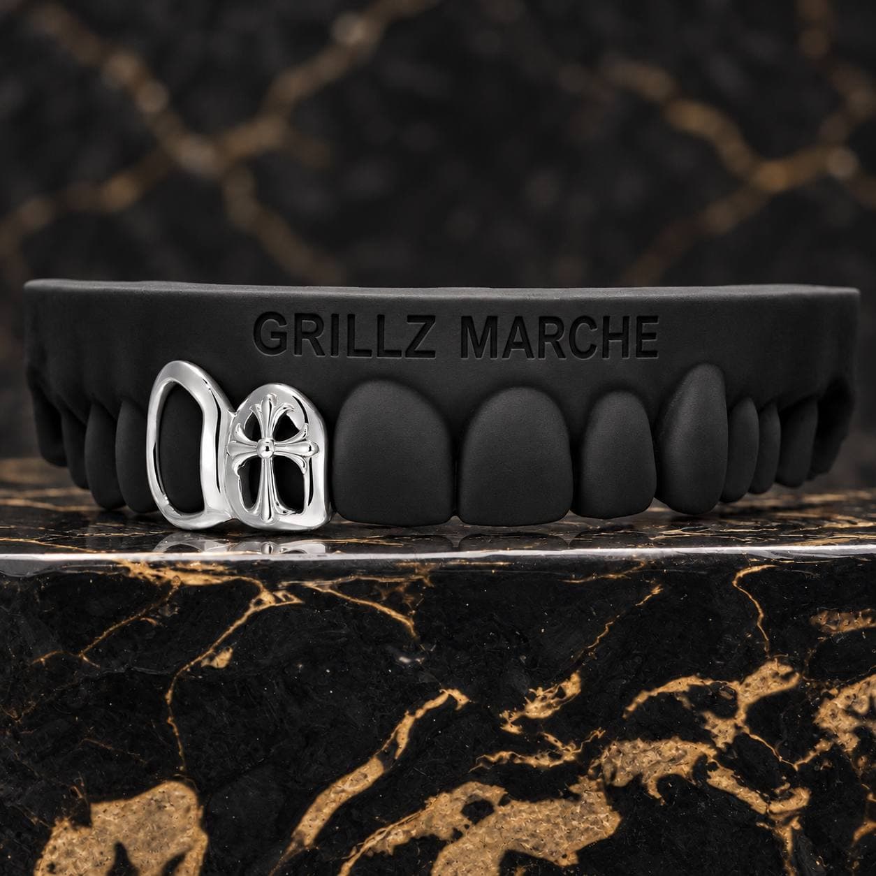 Croce gotica e cornice · 2 denti · cromo-cobalto — design di grillz su misura dell'atelier Grillz Marche, realizzabile sul calco dei tuoi denti