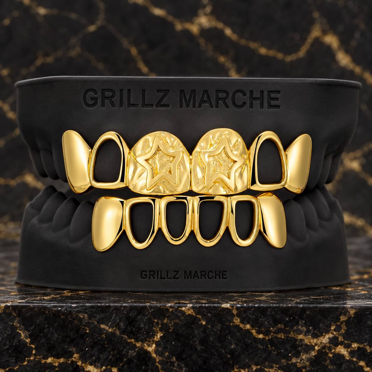 Open face con stelle · 12 denti · effetto oro — design di grillz su misura dell'atelier Grillz Marche, realizzabile sul calco dei tuoi denti