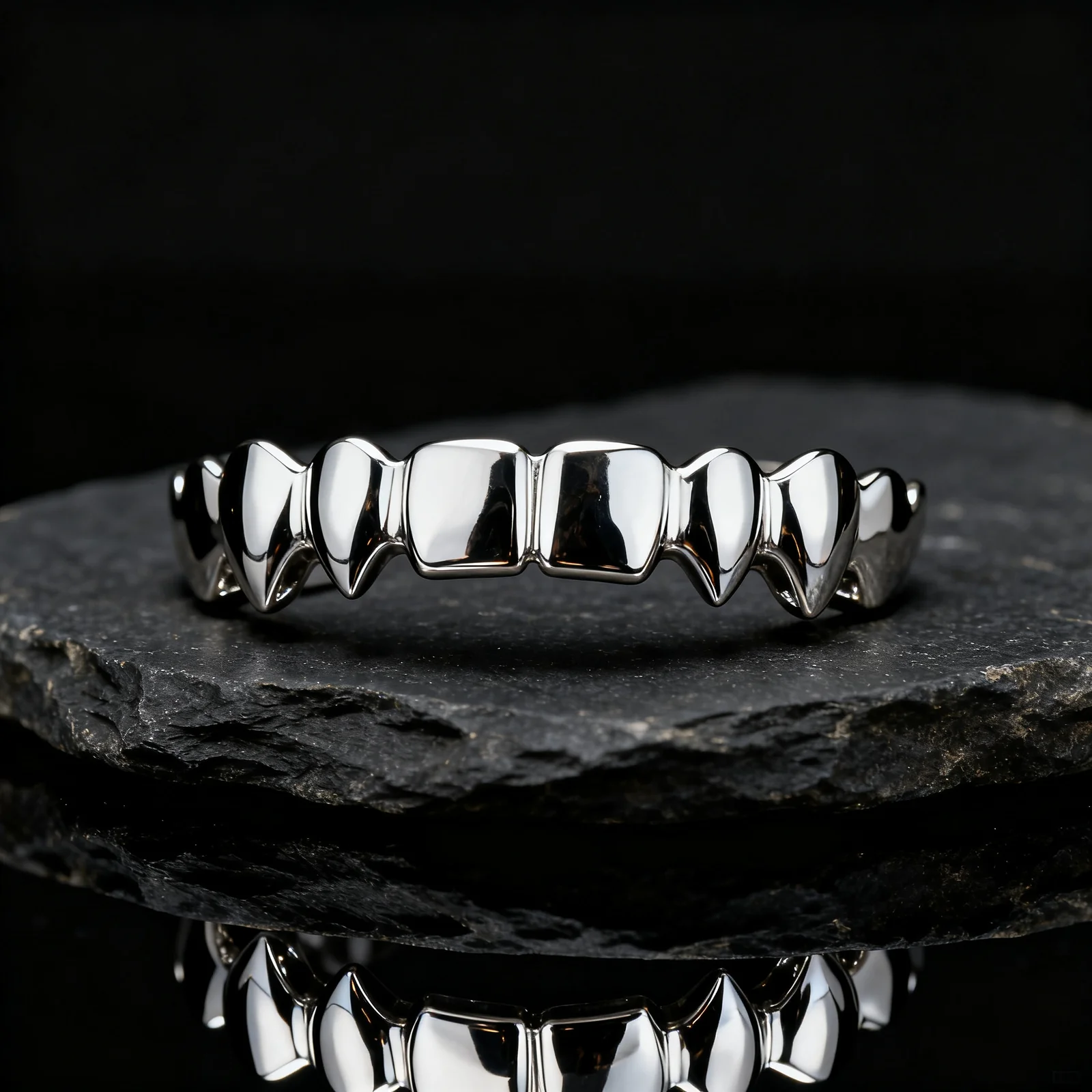 Grillz in cromo-cobalto lucidato a specchio, resa illustrativa